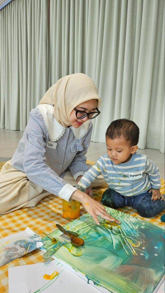 Trehaus Jakarta Creche mom painting with child